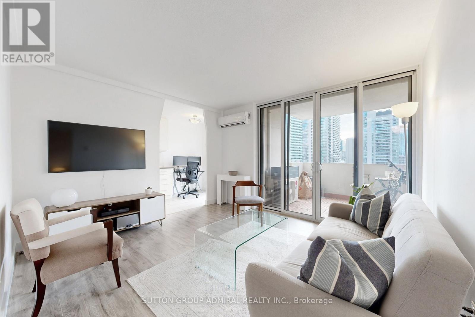 1509 - 40 Homewood Avenue, Toronto, ON - Indoor Photo Showing Living Room