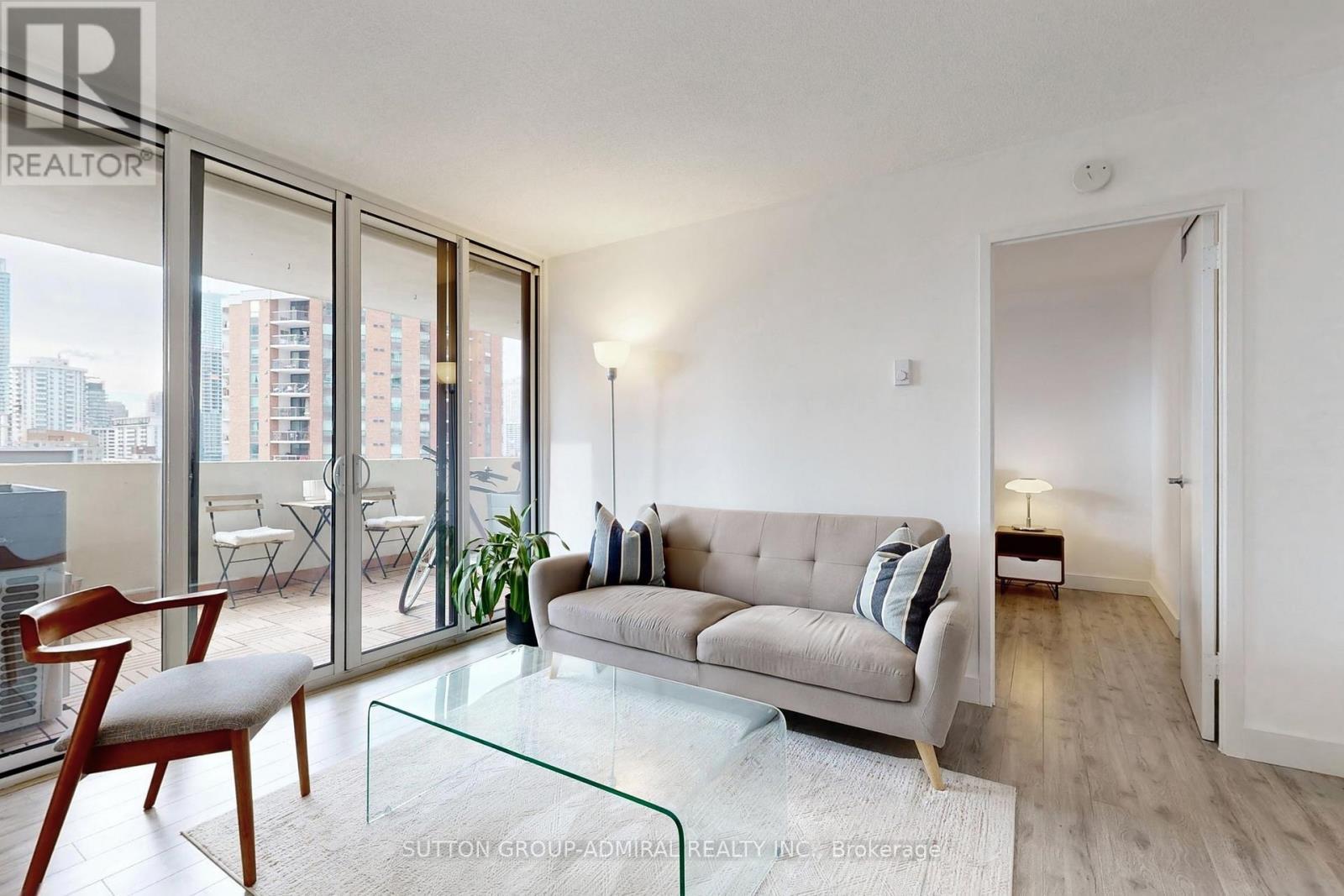 1509 - 40 Homewood Avenue, Toronto, ON - Indoor Photo Showing Living Room