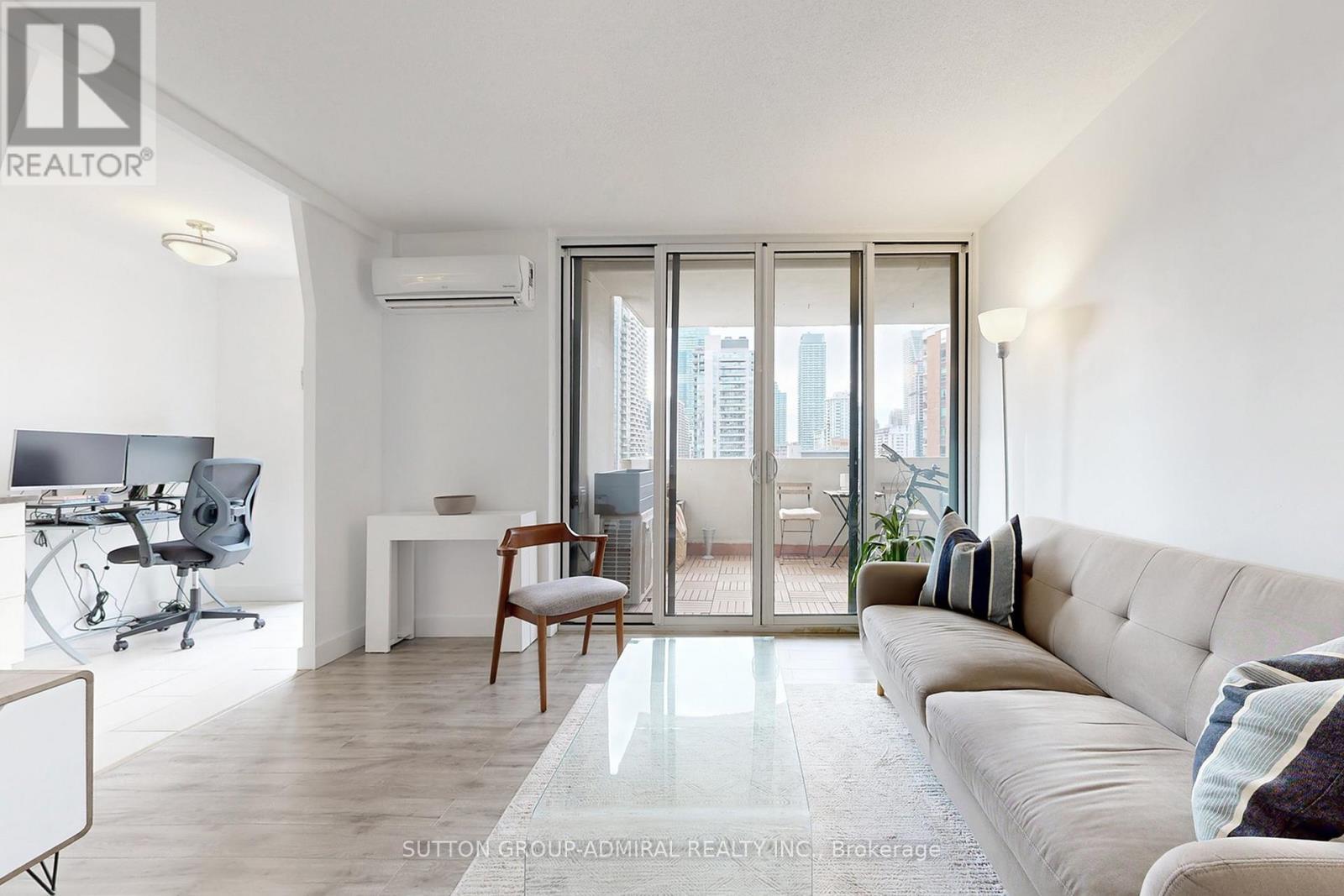 1509 - 40 Homewood Avenue, Toronto, ON - Indoor Photo Showing Living Room