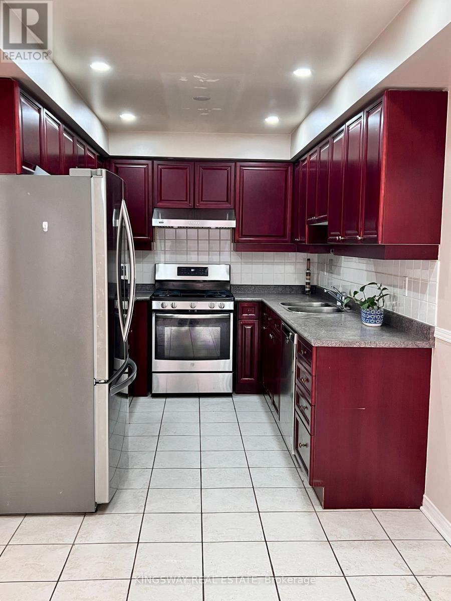 102 Lucena Crescent, Vaughan, ON - Indoor Photo Showing Kitchen