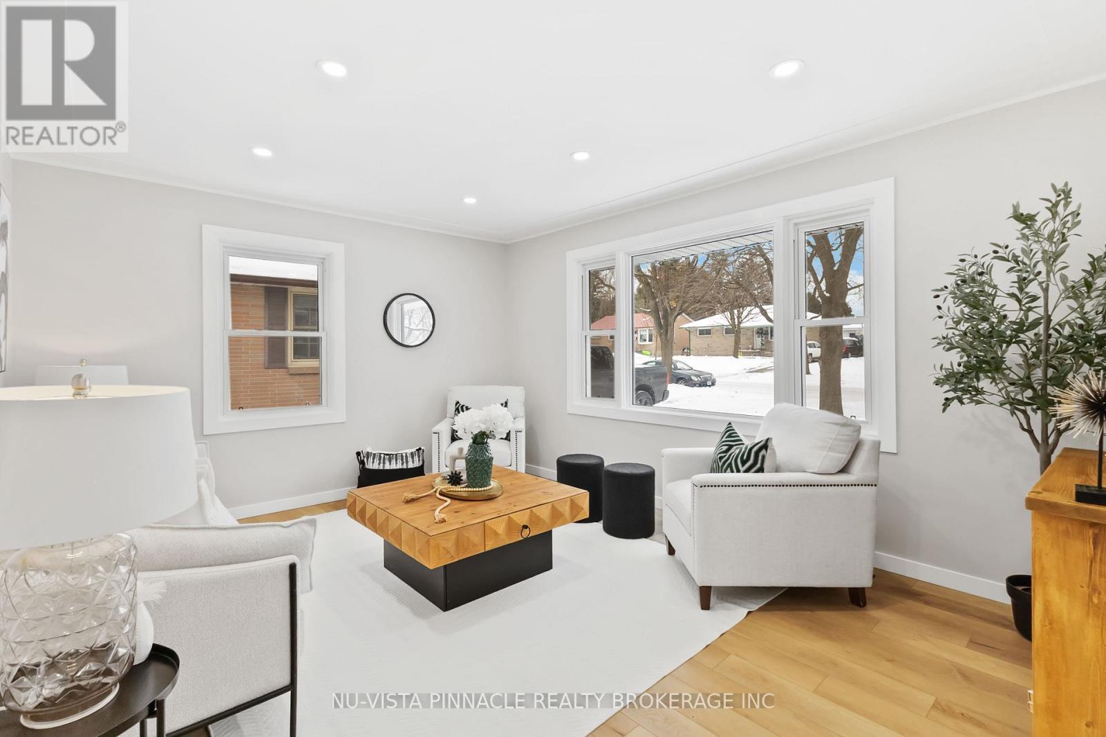 1840 Royal Crescent W, London East (East H), ON - Indoor Photo Showing Living Room