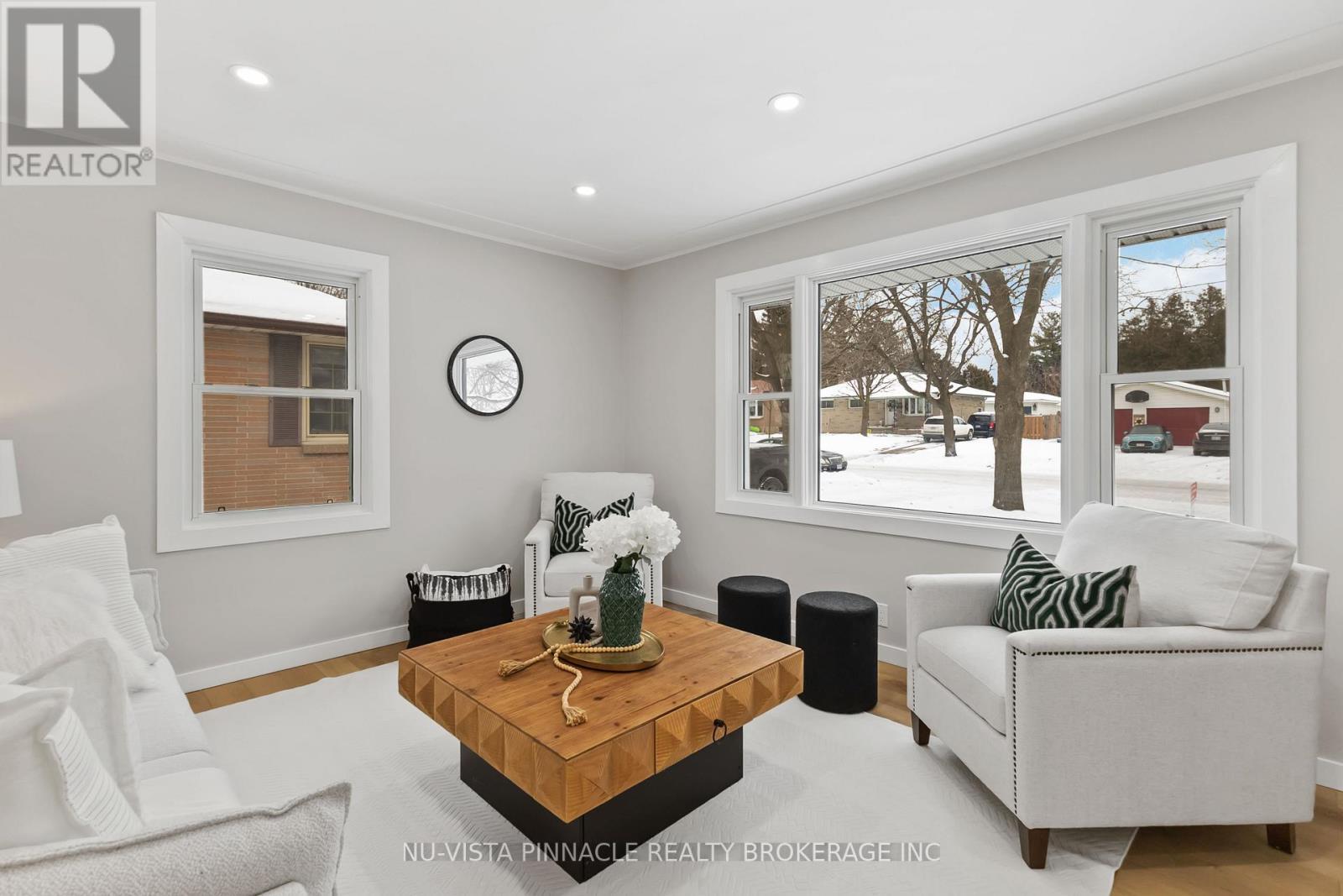 1840 Royal Crescent W, London East (East H), ON - Indoor Photo Showing Living Room