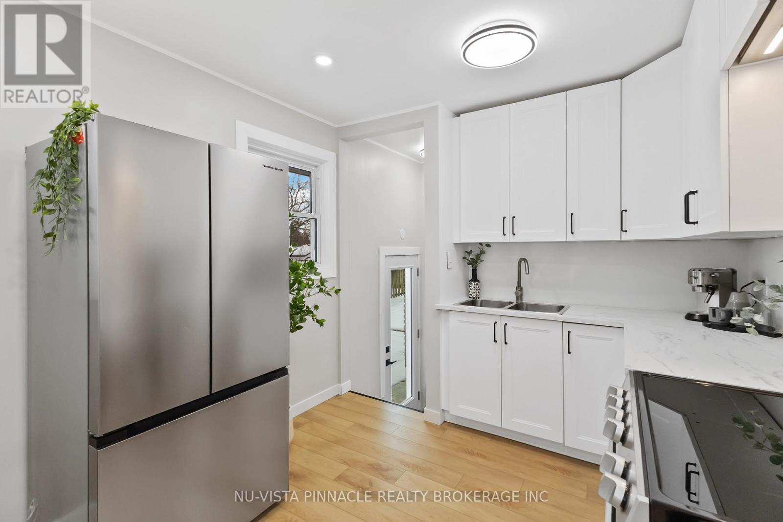 1840 Royal Crescent W, London East (East H), ON - Indoor Photo Showing Kitchen With Double Sink