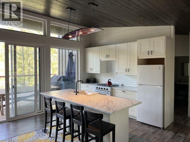 8444 West Sakinaw Lakeshore Way, Pender Harbour, BC - Indoor Photo Showing Kitchen