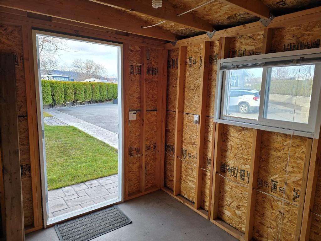 113-8000 Highland Road, Vernon, BC - Indoor Photo Showing Other Room