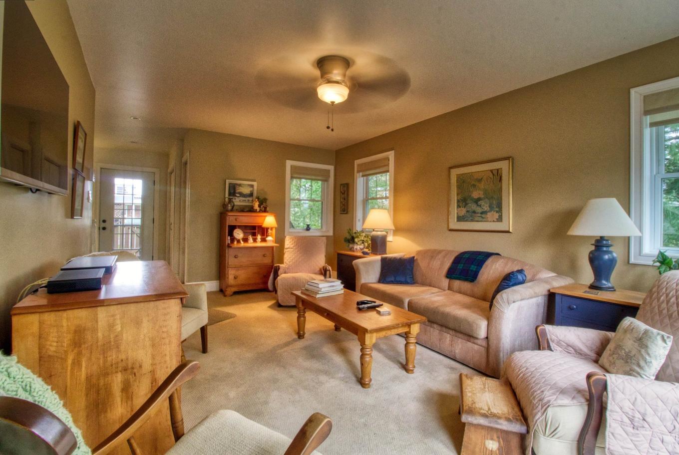Family room - 60 Rue Lambton, Ormstown, QC - Indoor Photo Showing Living Room