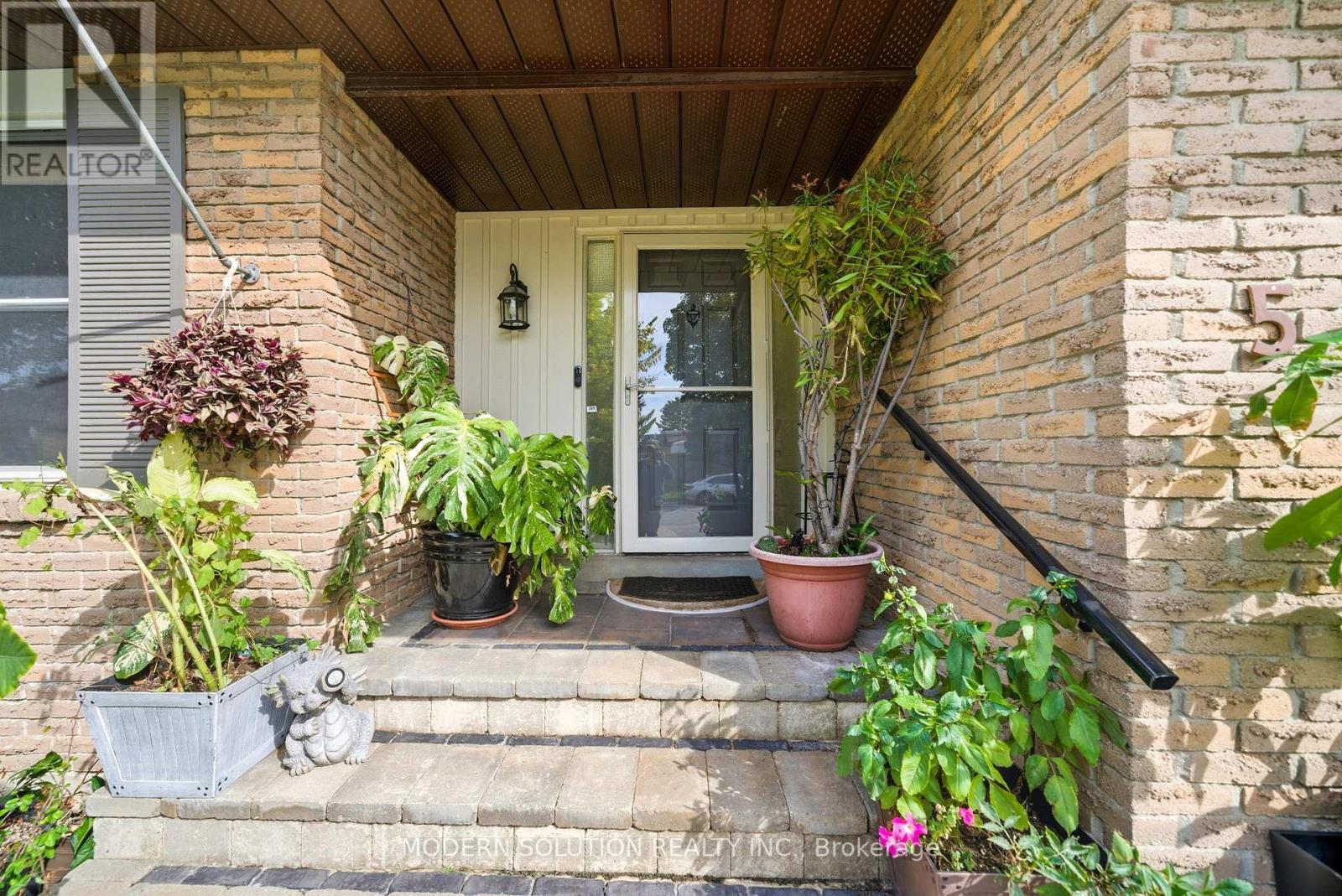 5 Woodlawn Court, Whitby, ON - Outdoor