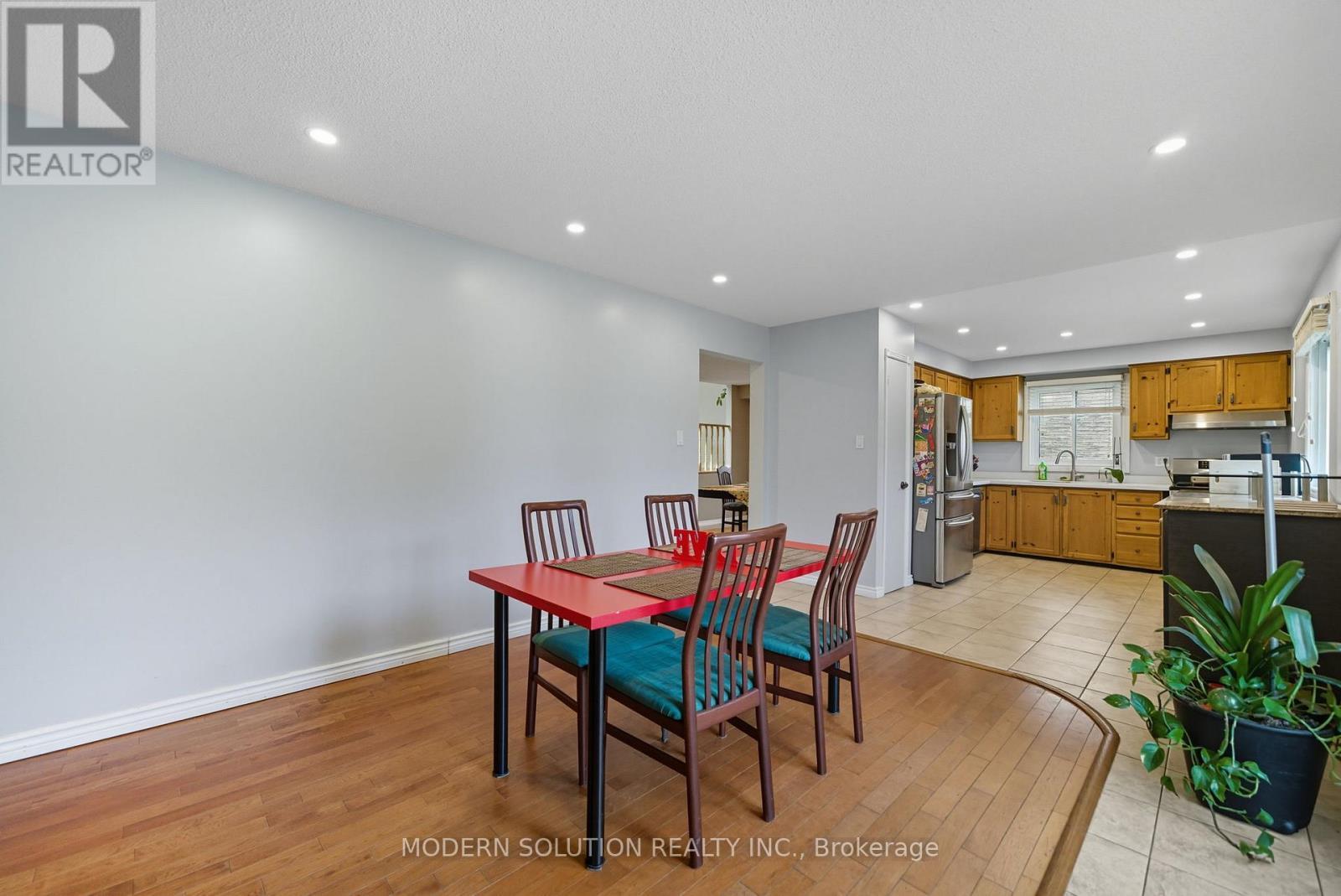 5 Woodlawn Court, Whitby, ON - Indoor Photo Showing Dining Room