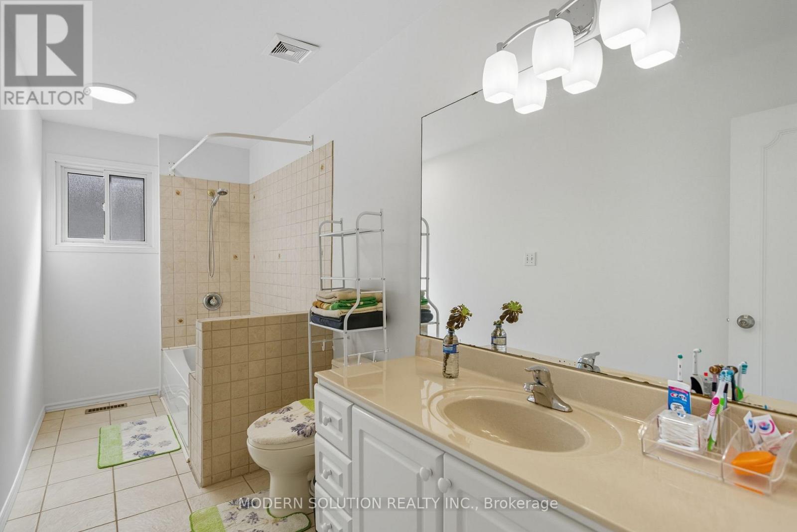 5 Woodlawn Court, Whitby, ON - Indoor Photo Showing Bathroom