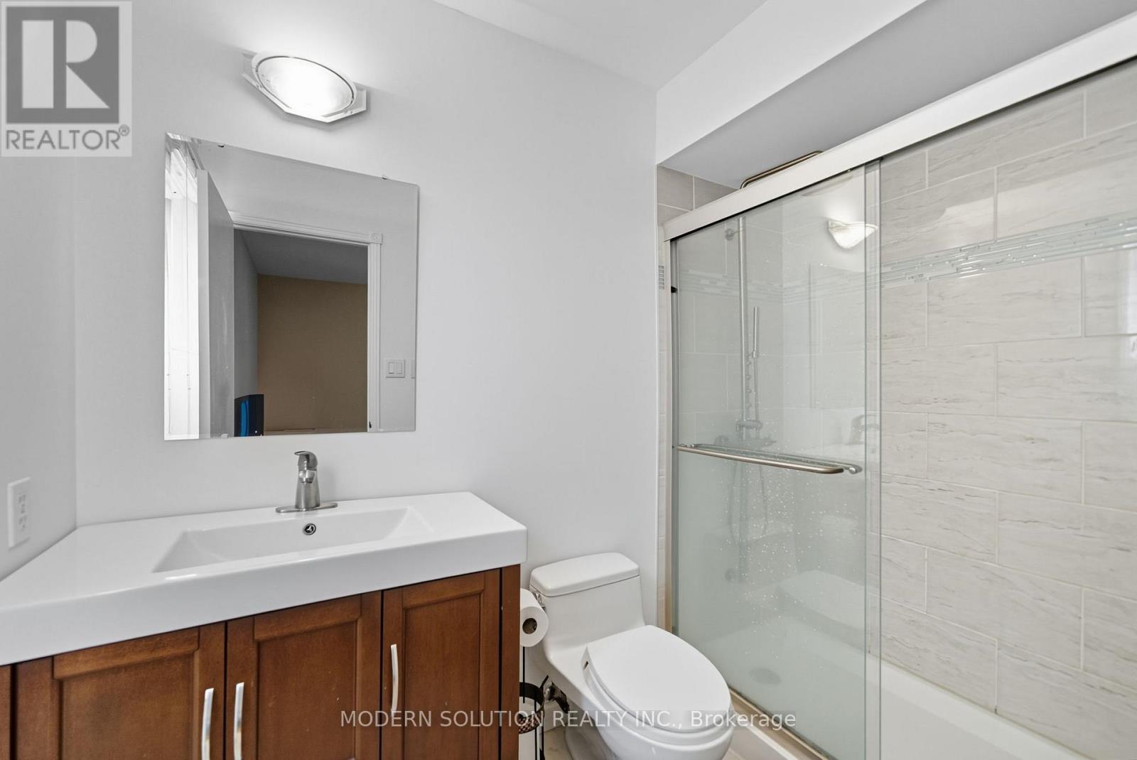 5 Woodlawn Court, Whitby, ON - Indoor Photo Showing Bathroom