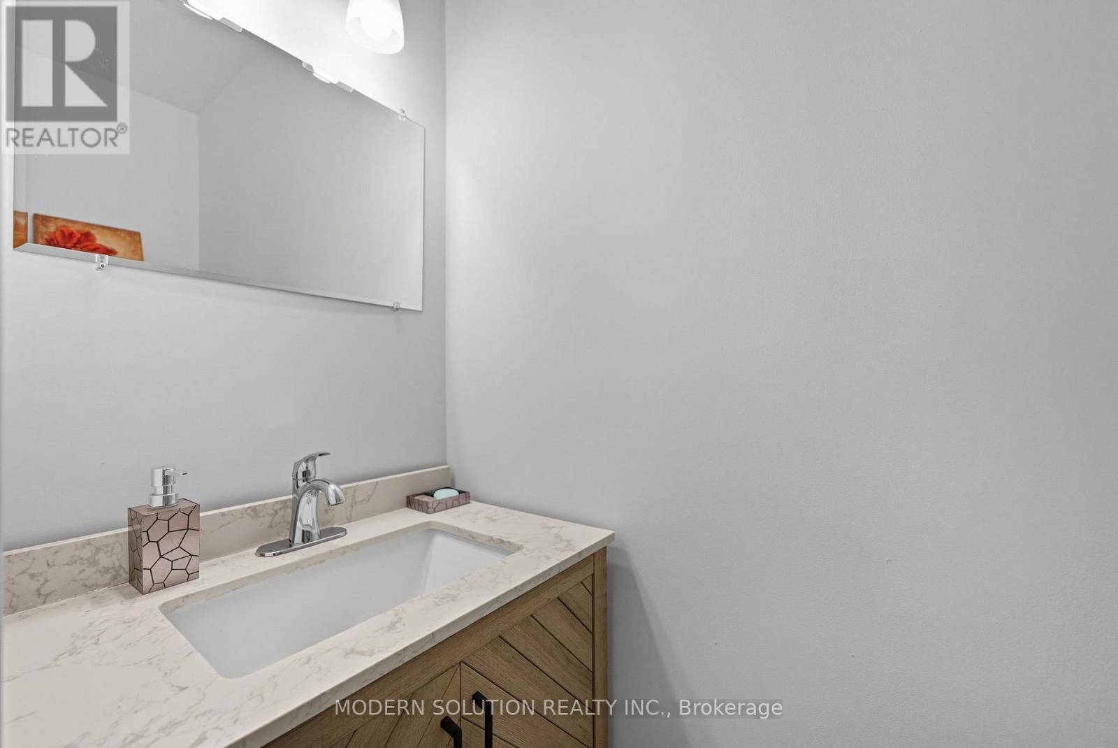 5 Woodlawn Court, Whitby, ON - Indoor Photo Showing Bathroom