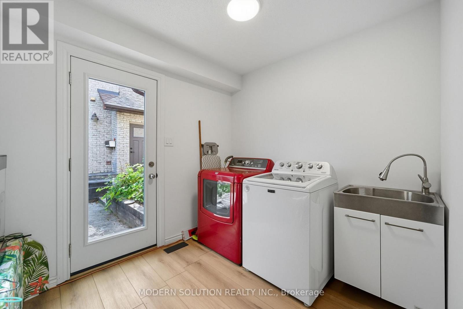 5 Woodlawn Court, Whitby, ON - Indoor Photo Showing Laundry Room
