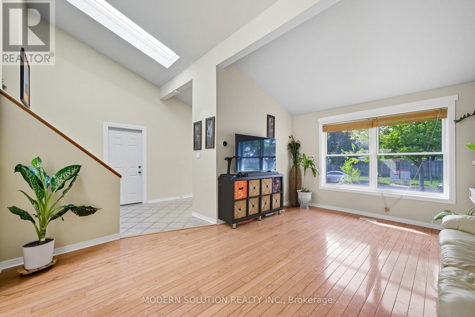 5 Woodlawn Court, Whitby, ON - Indoor