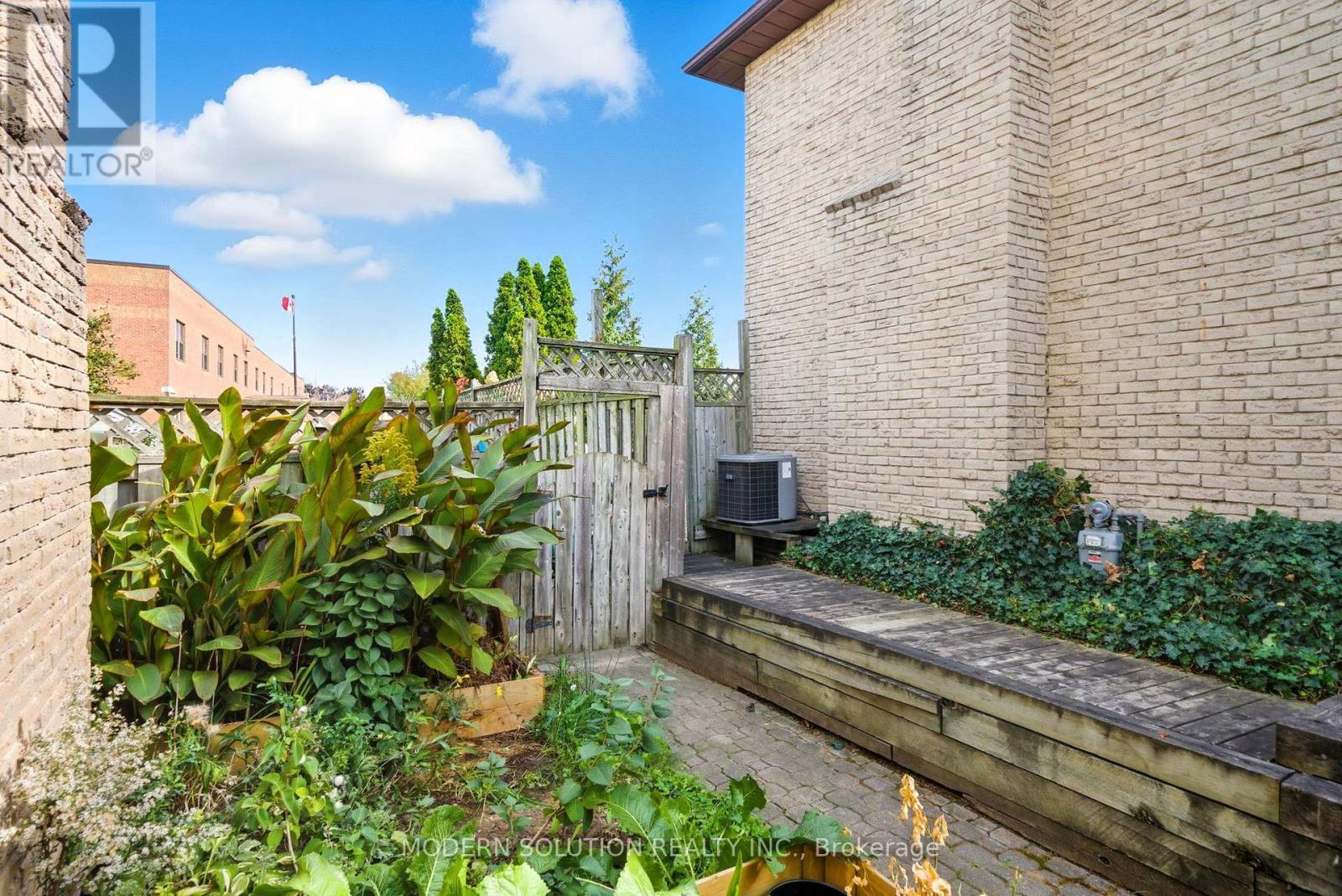 5 Woodlawn Court, Whitby, ON - Outdoor