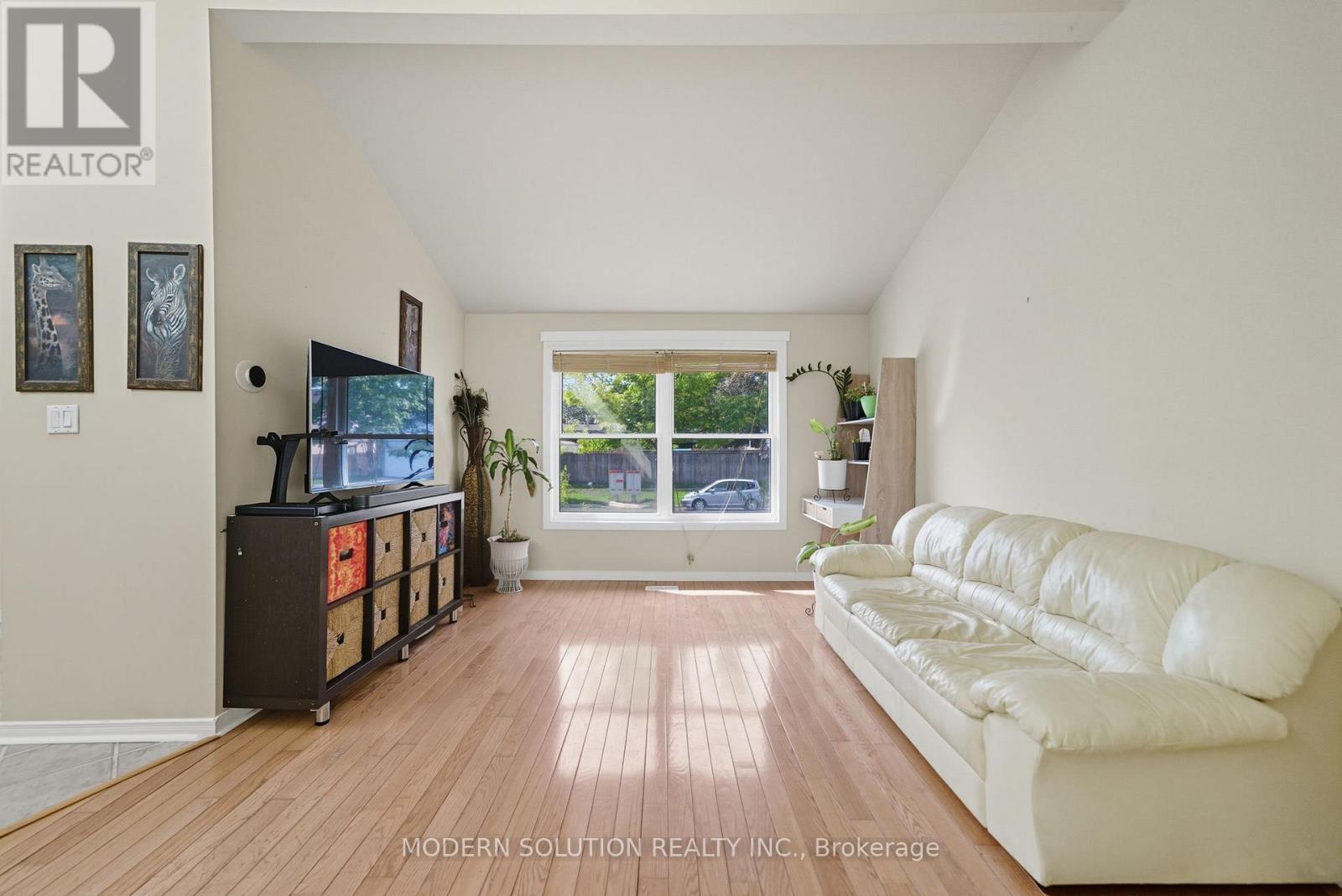 5 Woodlawn Court, Whitby, ON - Indoor Photo Showing Living Room