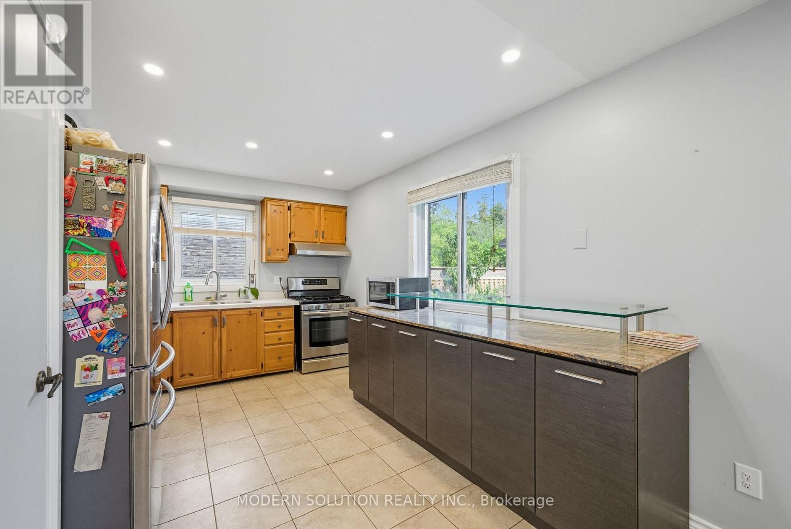 5 Woodlawn Court, Whitby, ON - Indoor Photo Showing Kitchen