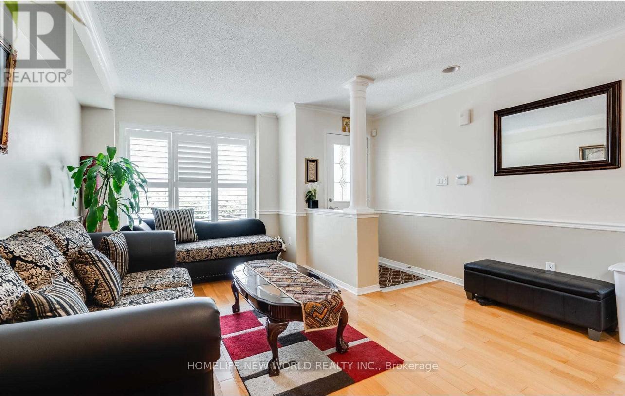 29 Courtfield Crescent, Markham, ON - Indoor Photo Showing Living Room