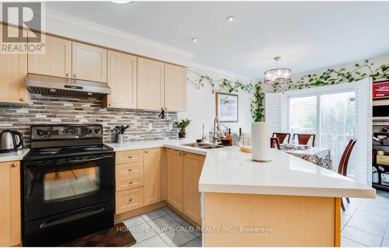 29 Courtfield Crescent, Markham, ON - Indoor Photo Showing Kitchen With Double Sink