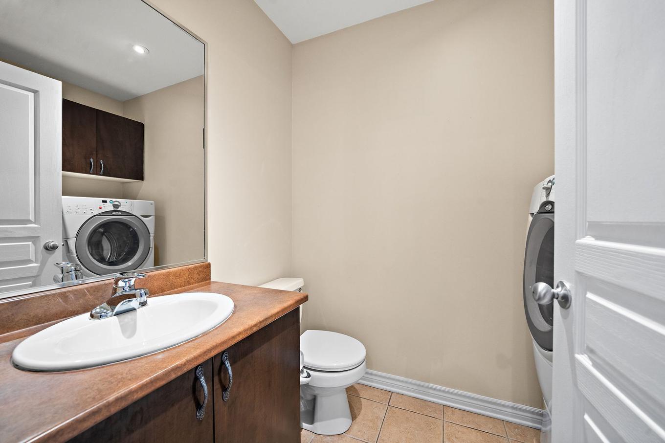 Powder room - 3985 Rue Merckell, Laval (Duvernay), QC - Indoor Photo Showing Laundry Room