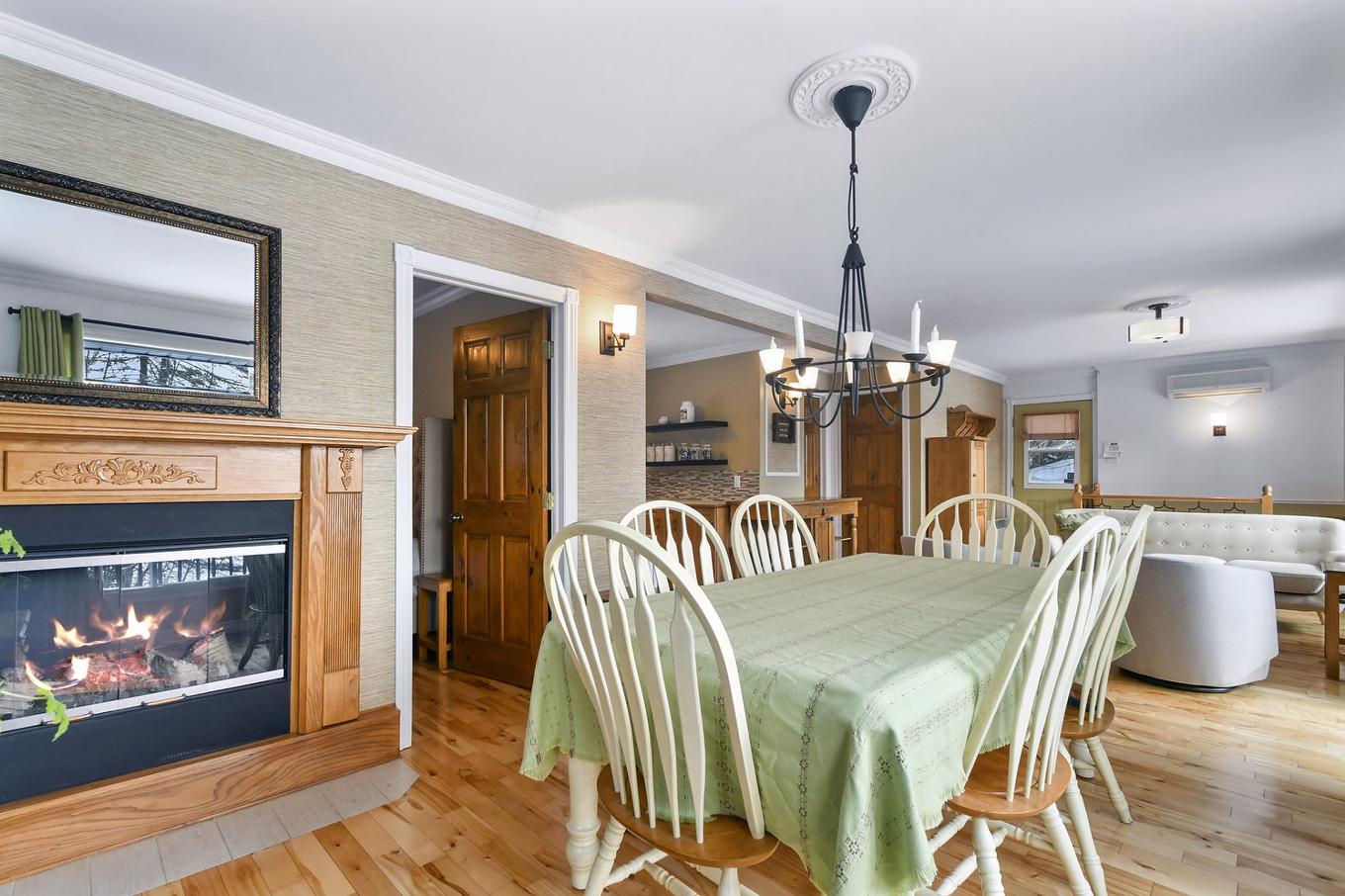 Salle à manger - 901 Rue Des Pâquerettes, Chertsey, QC - Indoor Photo Showing Dining Room With Fireplace
