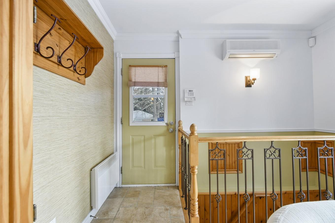 Hall d'entrée/Vestibule - 901 Rue Des Pâquerettes, Chertsey, QC - Indoor Photo Showing Other Room