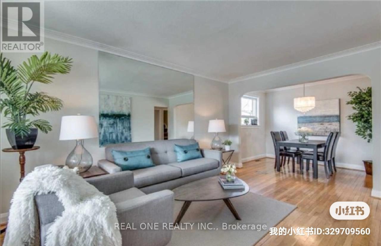 Upper - 18 Gardens Crescent, Toronto, ON - Indoor Photo Showing Living Room