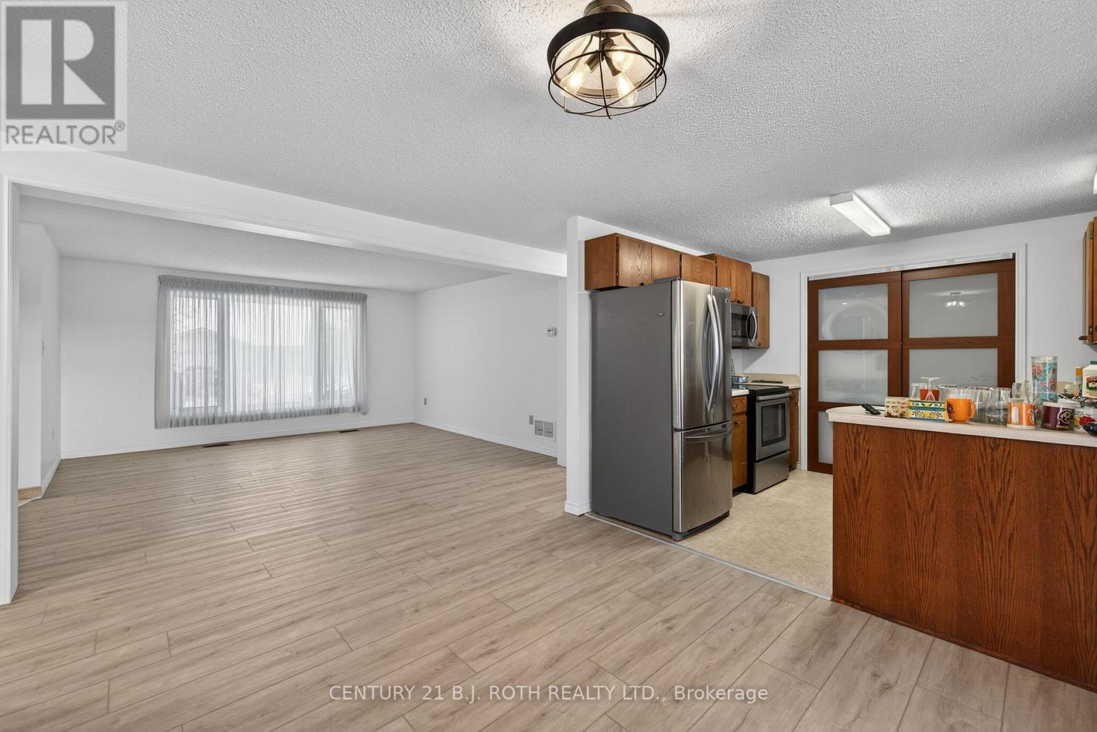 87 Tecumseth Pines Drive, New Tecumseth, ON - Indoor Photo Showing Kitchen