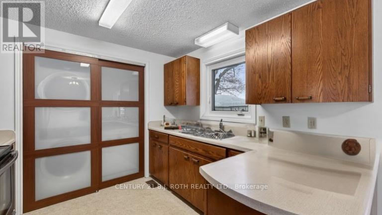 87 Tecumseth Pines Drive, New Tecumseth, ON - Indoor Photo Showing Kitchen With Double Sink