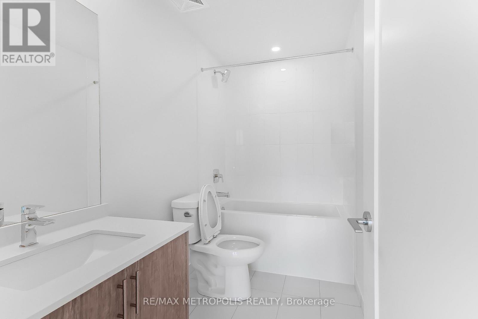 1711 - 27 Korda Gate, Vaughan, ON - Indoor Photo Showing Bathroom