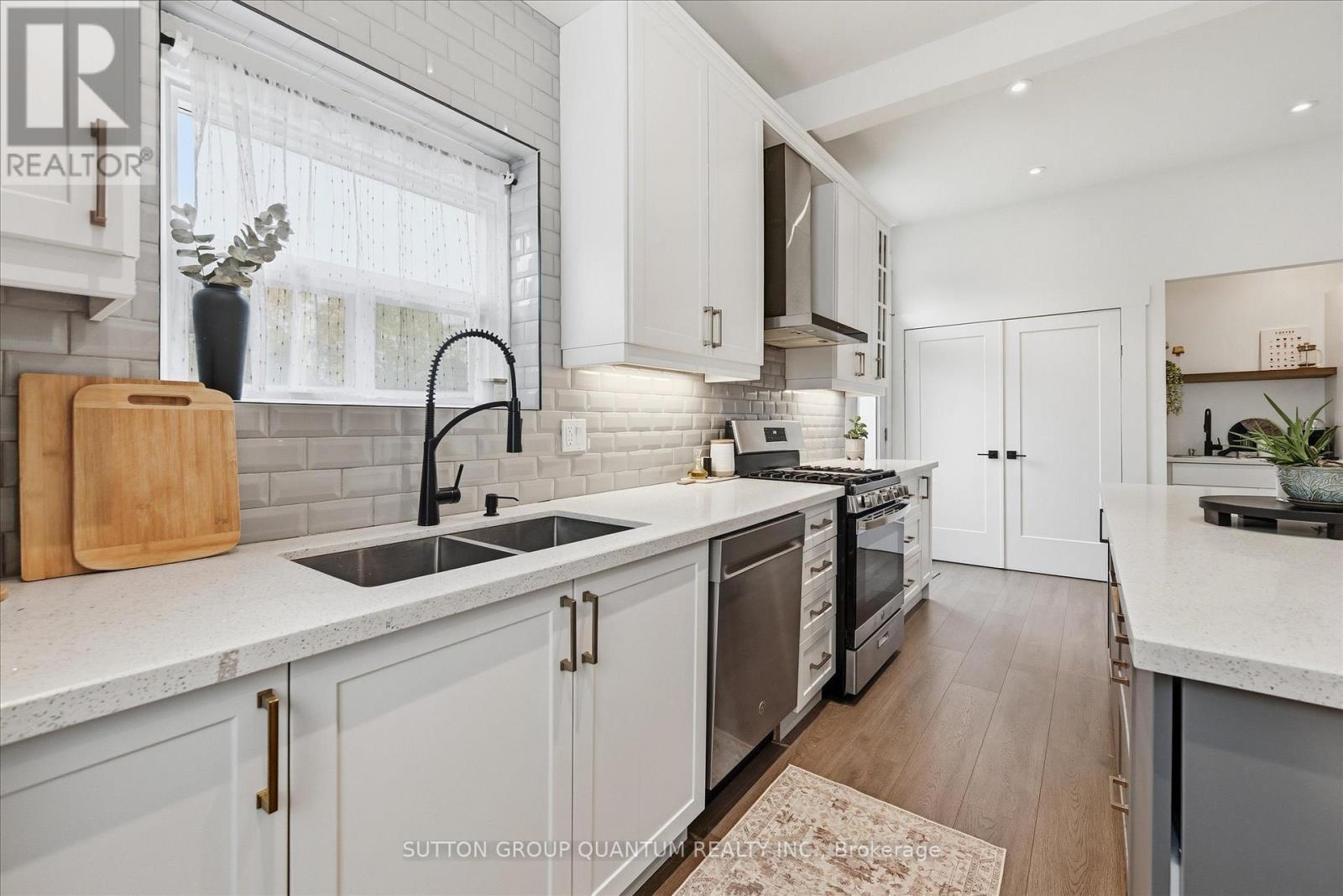 443 King William Street, Hamilton, ON - Indoor Photo Showing Kitchen With Double Sink With Upgraded Kitchen
