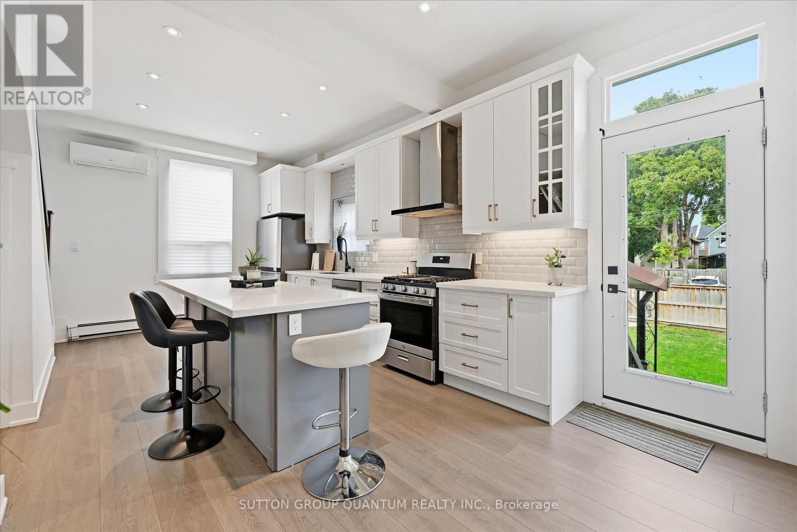 443 King William Street, Hamilton, ON - Indoor Photo Showing Kitchen With Upgraded Kitchen