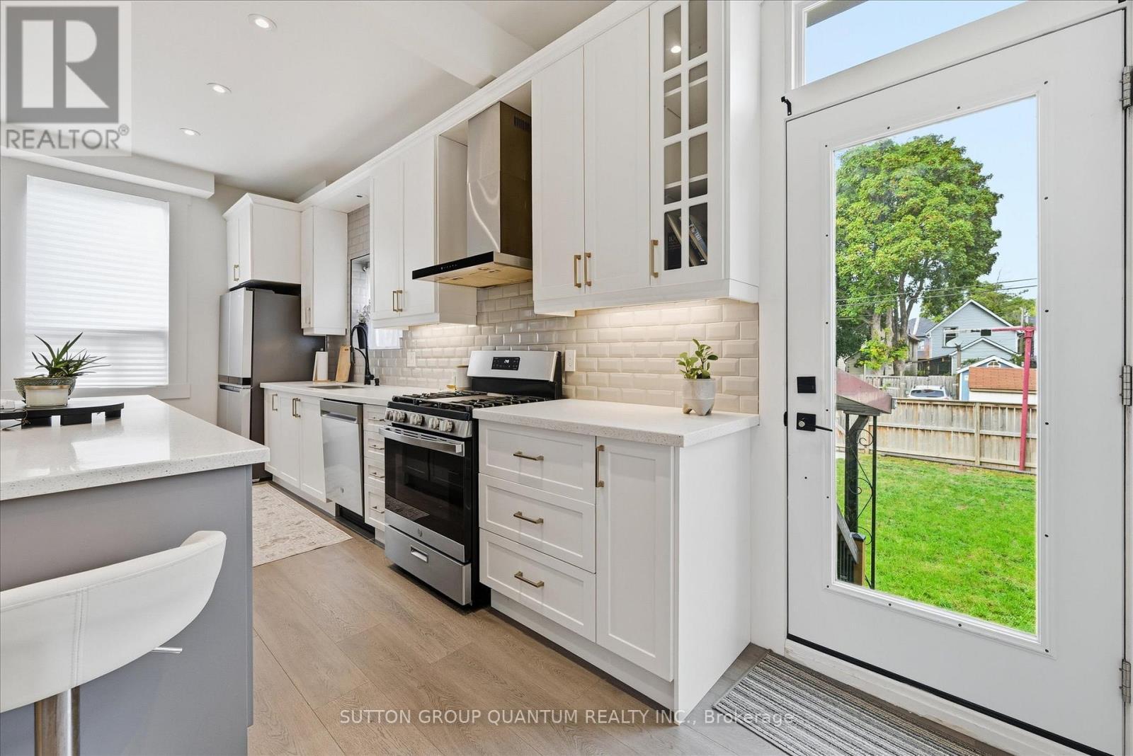 443 King William Street, Hamilton, ON - Indoor Photo Showing Kitchen With Upgraded Kitchen