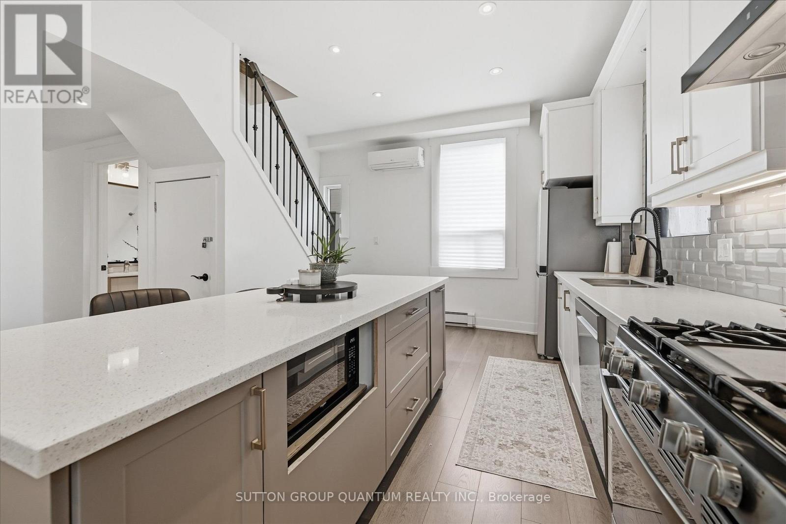 443 King William Street, Hamilton, ON - Indoor Photo Showing Kitchen With Upgraded Kitchen