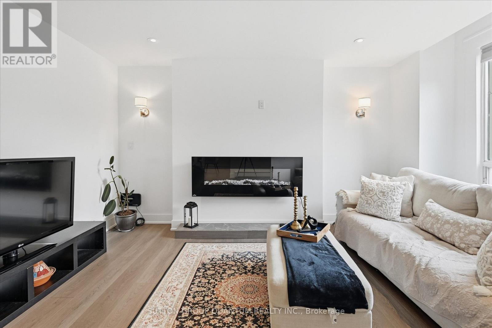 443 King William Street, Hamilton, ON - Indoor Photo Showing Living Room With Fireplace