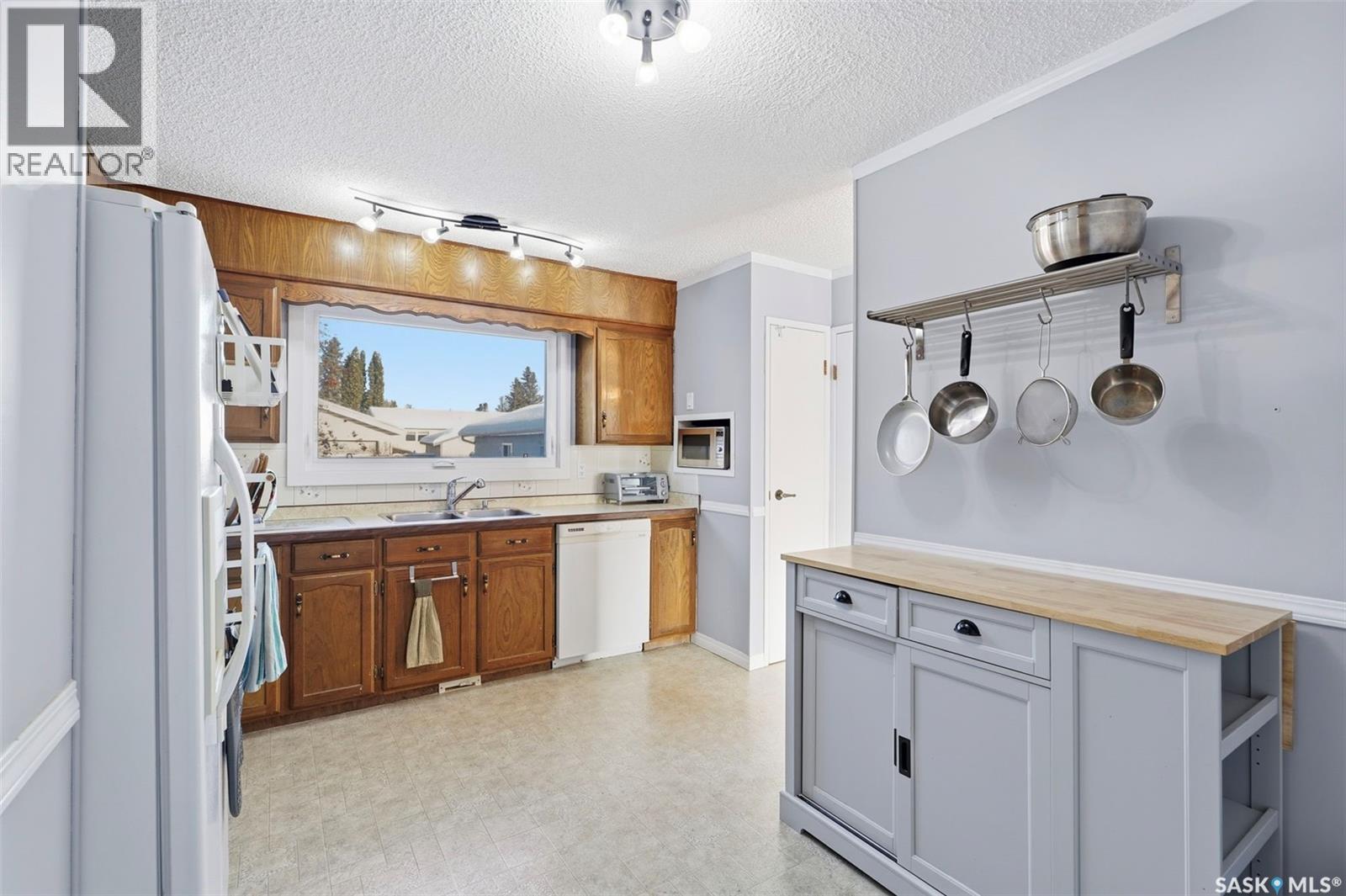 349 Waterloo Crescent, Saskatoon, SK - Indoor Photo Showing Kitchen With Double Sink