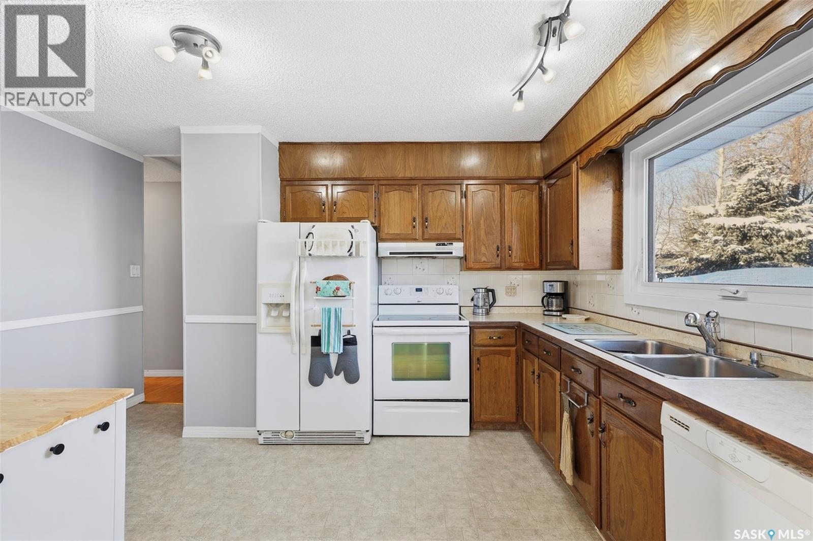 349 Waterloo Crescent, Saskatoon, SK - Indoor Photo Showing Kitchen With Double Sink