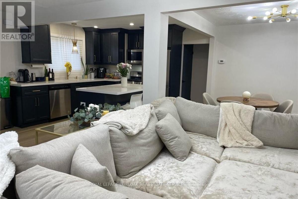 Upper - 564 Waterloo Street, Hamilton, ON - Indoor Photo Showing Living Room