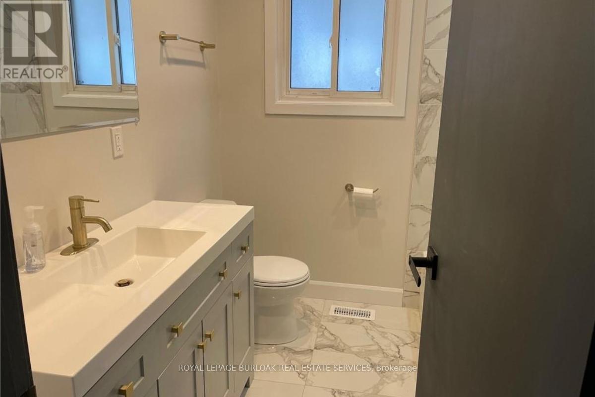 Upper - 564 Waterloo Street, Hamilton, ON - Indoor Photo Showing Bathroom