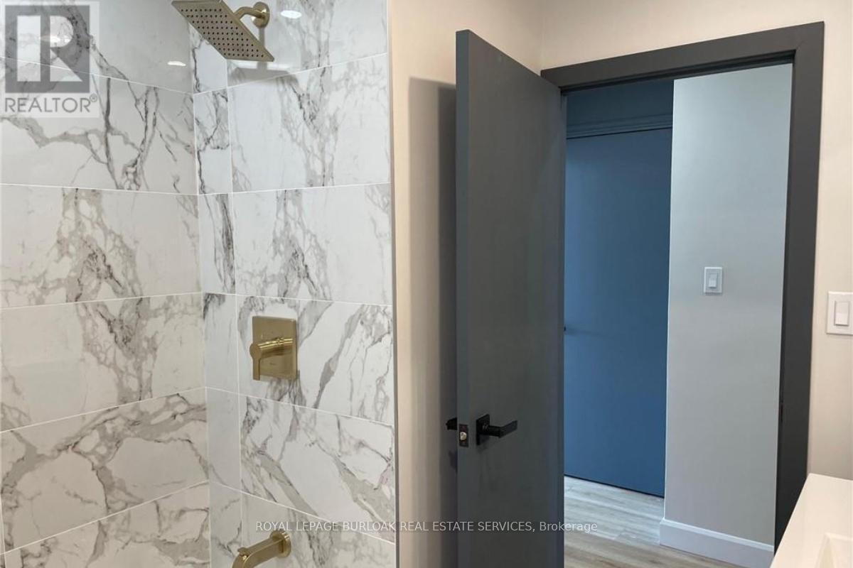 Upper - 564 Waterloo Street, Hamilton, ON - Indoor Photo Showing Bathroom