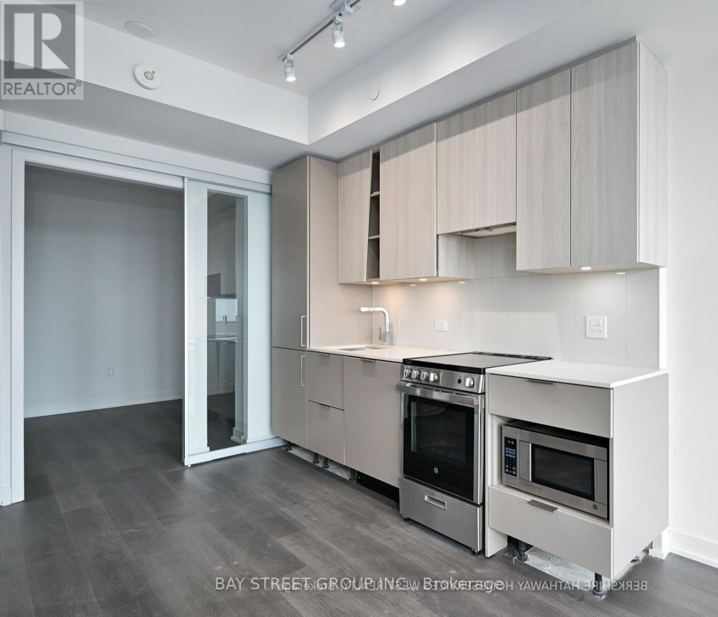 5207 - 3900 Confederation Parkway, Mississauga, ON - Indoor Photo Showing Kitchen