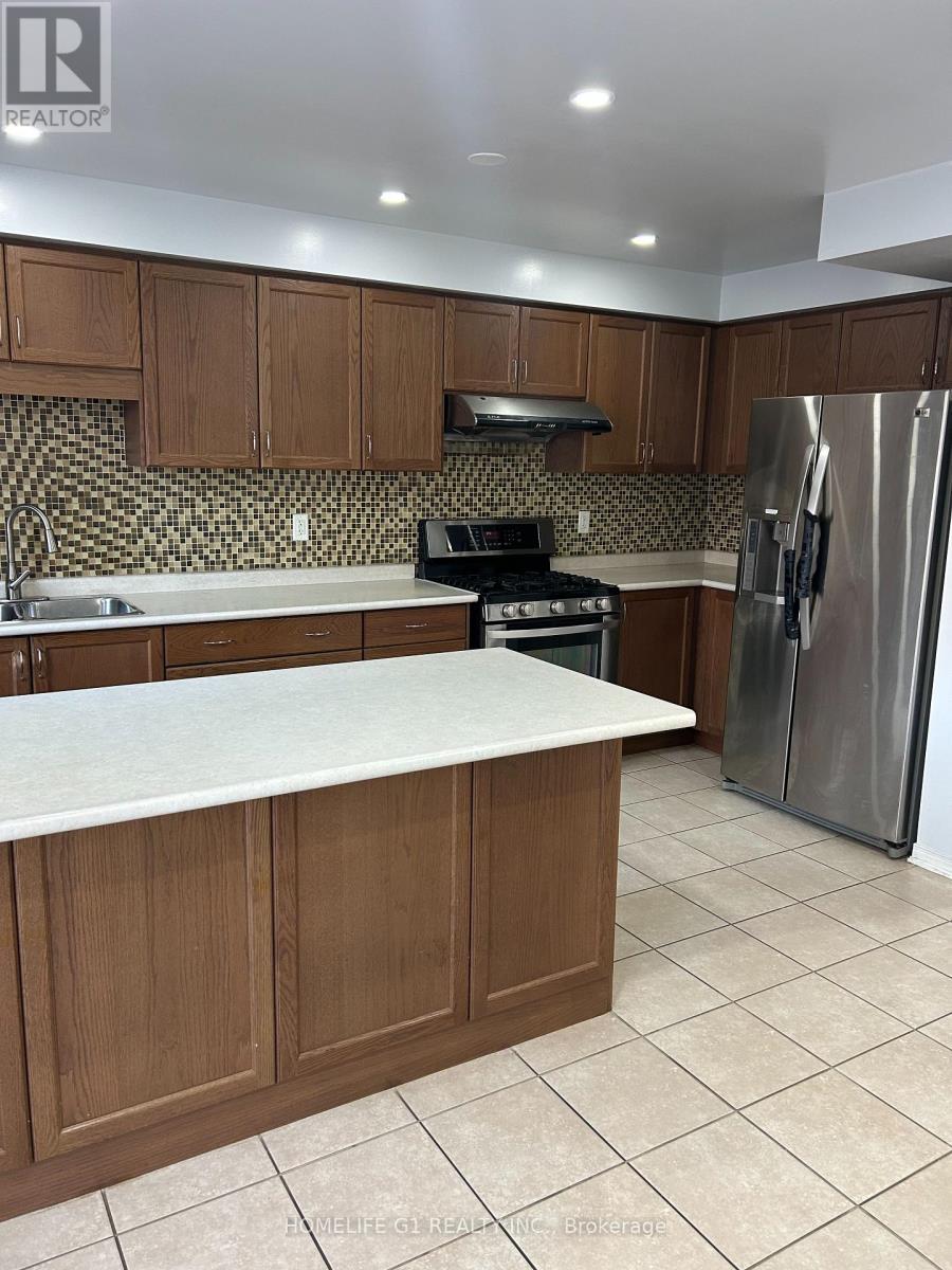 86 Newington Crescent, Brampton, ON - Indoor Photo Showing Kitchen With Double Sink With Upgraded Kitchen