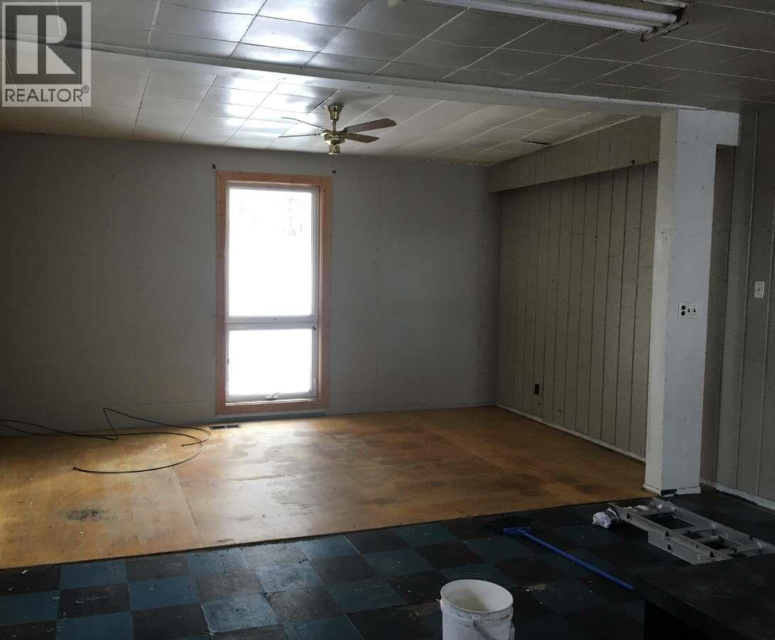 6904 Highway 6, Appledale, BC - Indoor Photo Showing Other Room