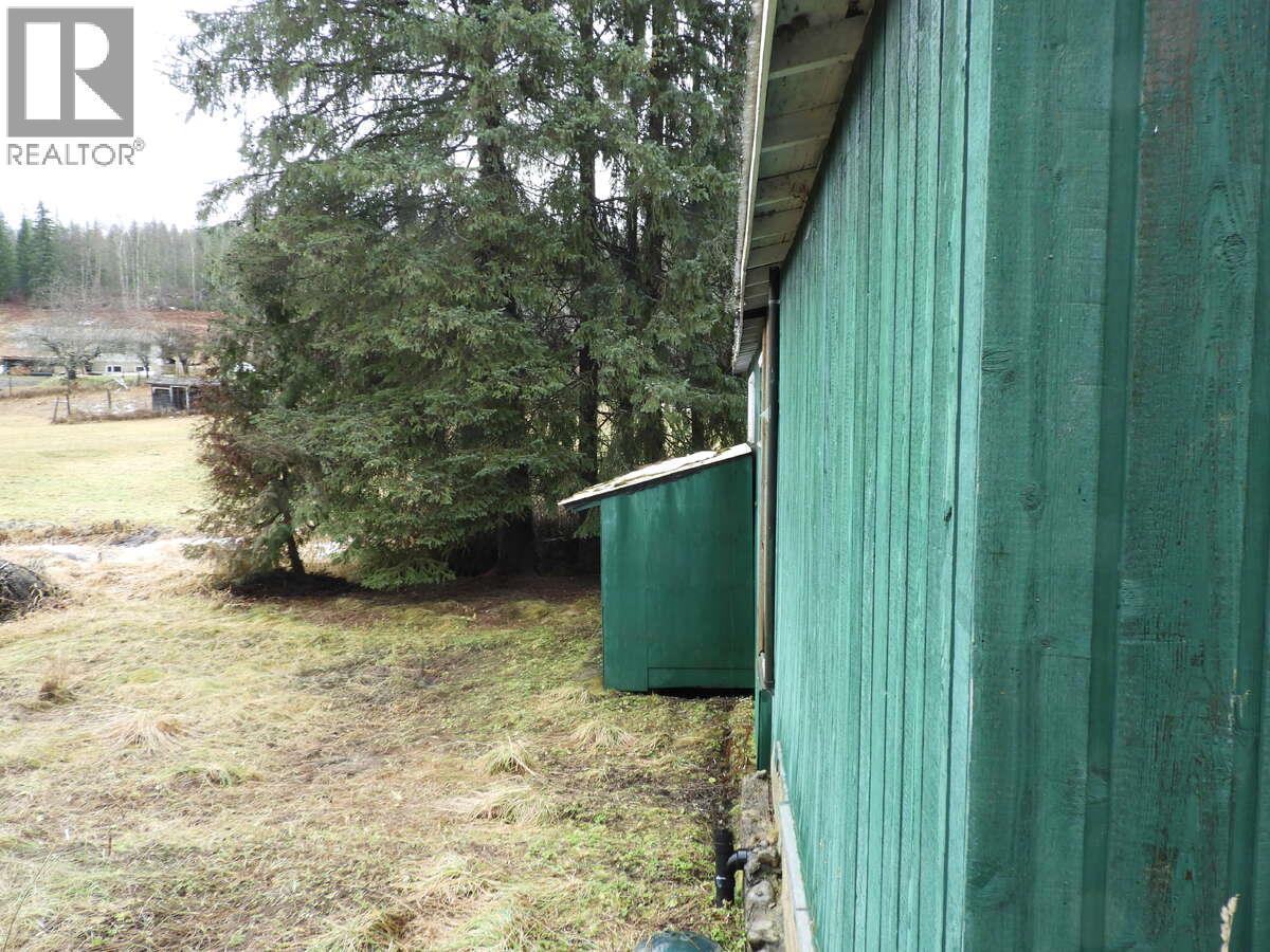 6904 Highway 6, Appledale, BC - Outdoor