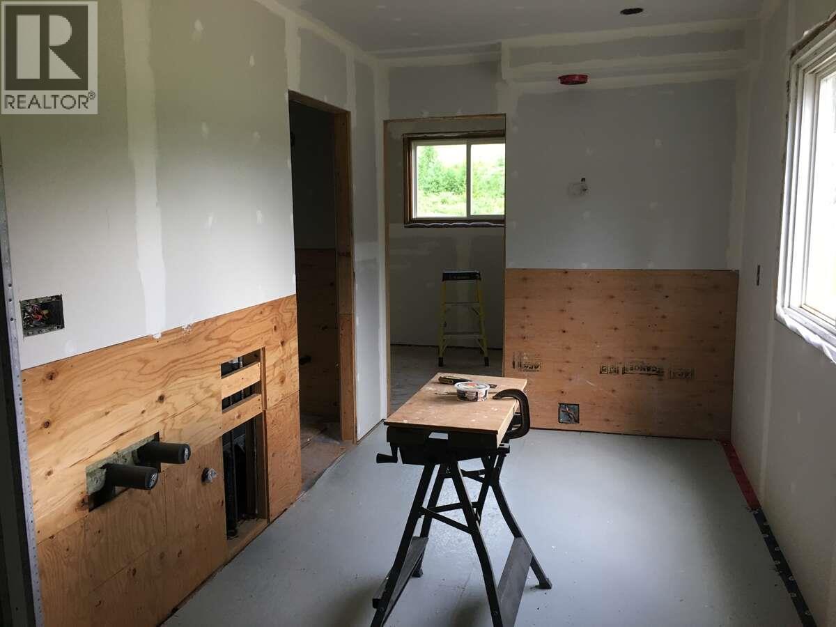 6904 Highway 6, Appledale, BC - Indoor Photo Showing Other Room