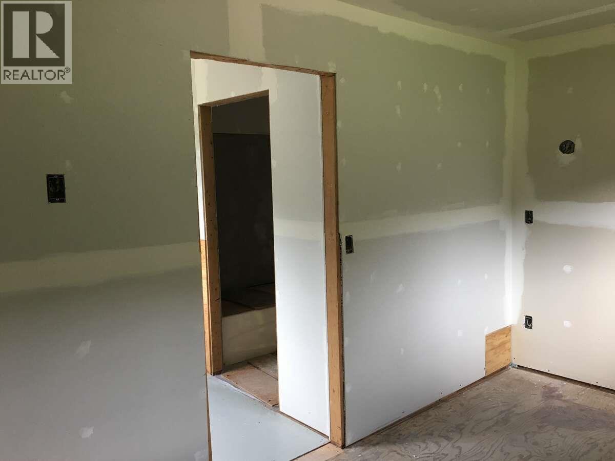 6904 Highway 6, Appledale, BC - Indoor