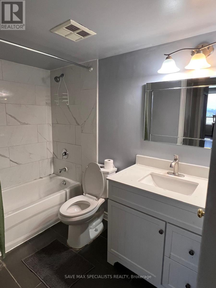 1214 - 135 Hillcrest Avenue, Mississauga, ON - Indoor Photo Showing Bathroom