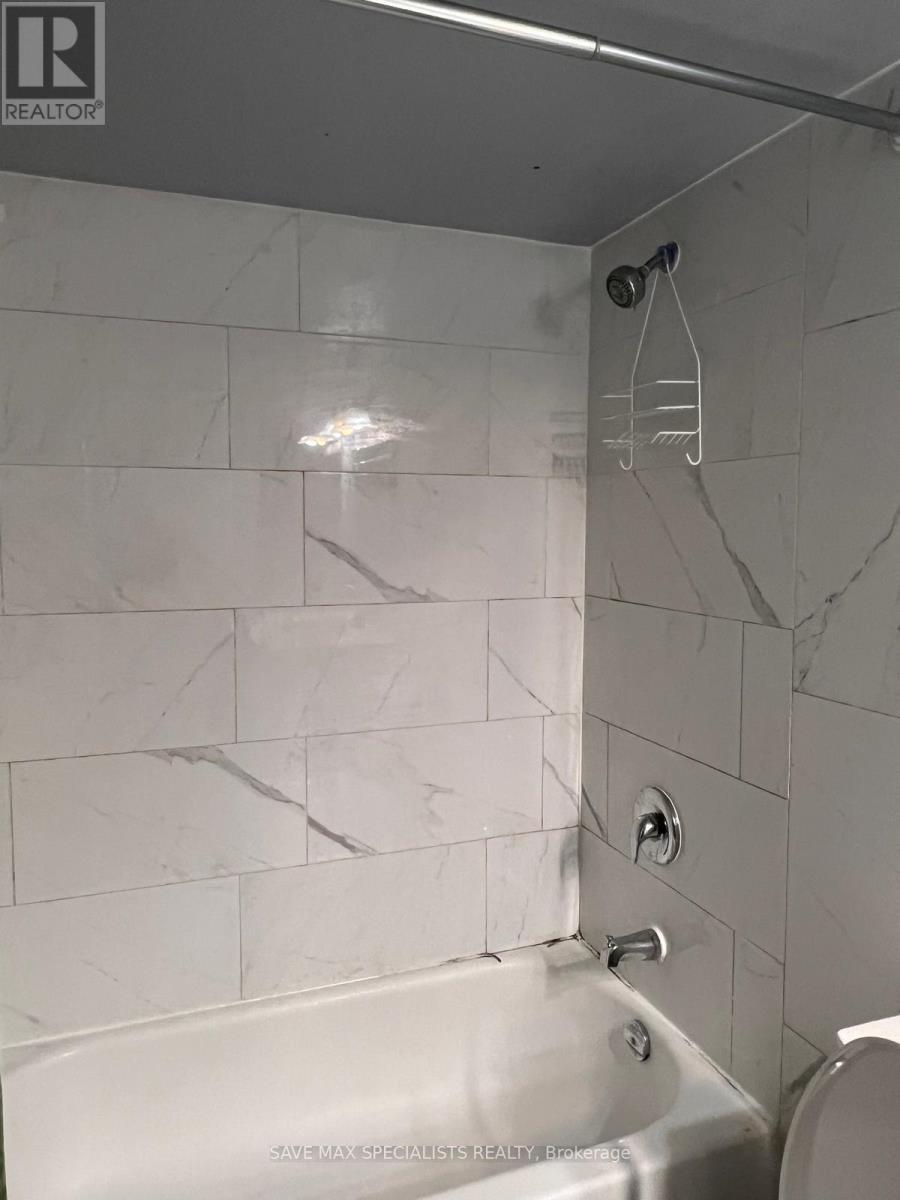 1214 - 135 Hillcrest Avenue, Mississauga, ON - Indoor Photo Showing Bathroom