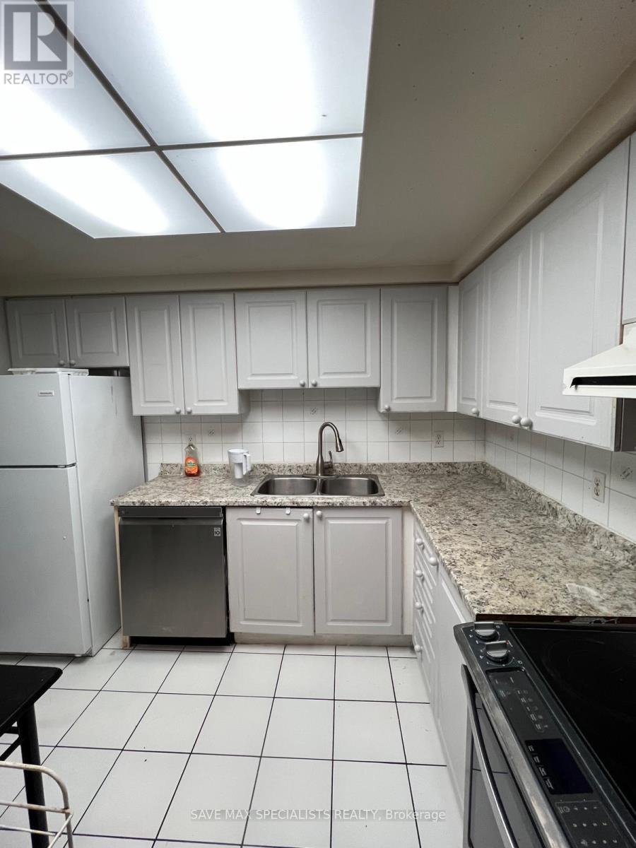 1214 - 135 Hillcrest Avenue, Mississauga, ON - Indoor Photo Showing Kitchen With Double Sink