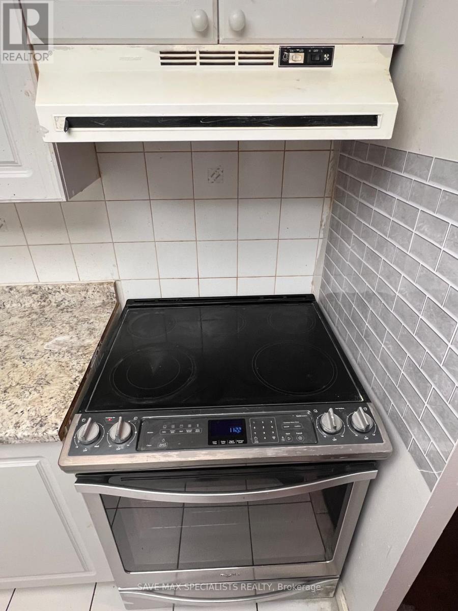 1214 - 135 Hillcrest Avenue, Mississauga, ON - Indoor Photo Showing Kitchen