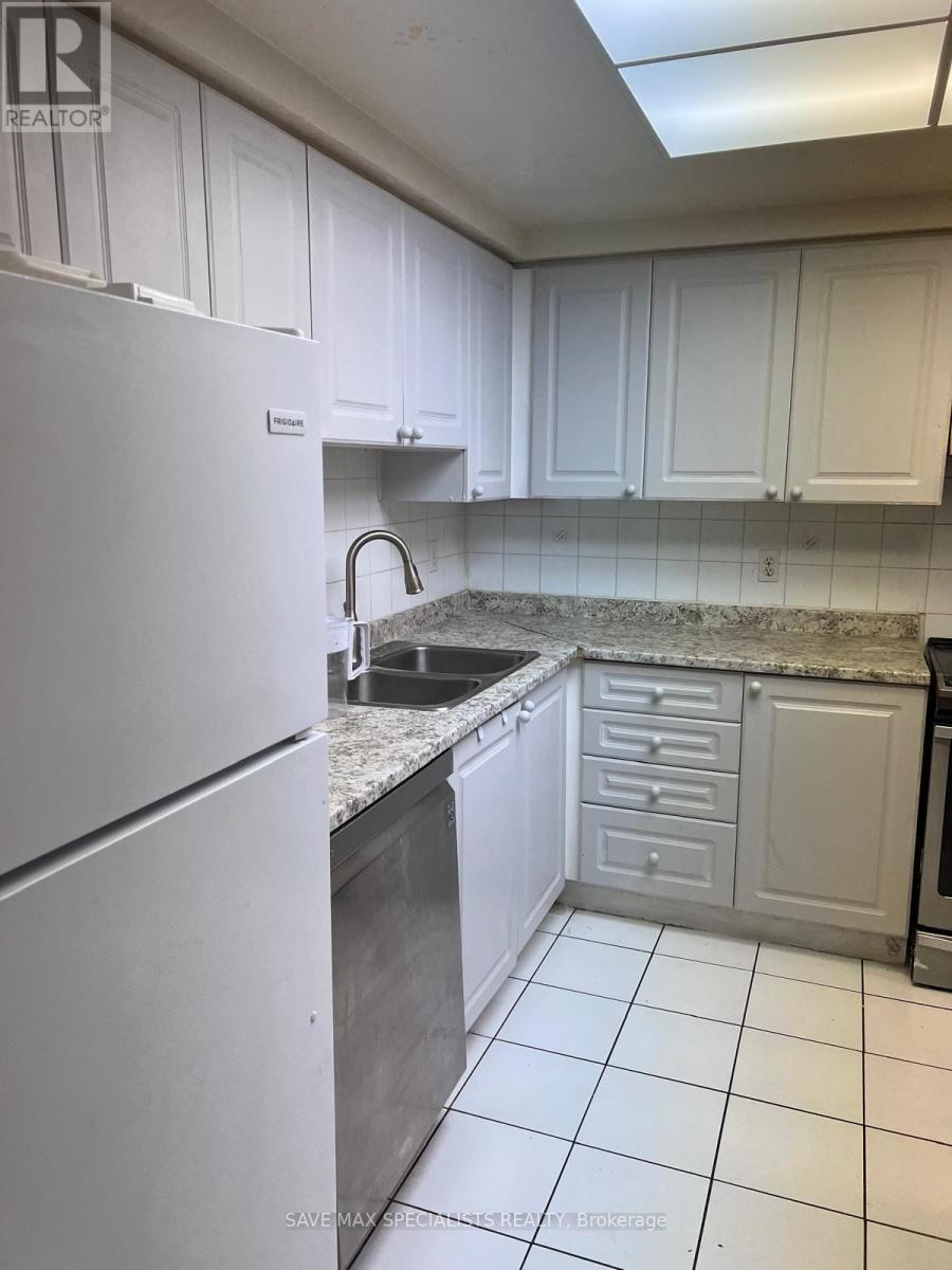 1214 - 135 Hillcrest Avenue, Mississauga, ON - Indoor Photo Showing Kitchen With Double Sink